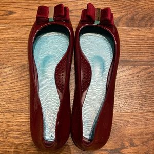 Wine red shoes with velvet bows